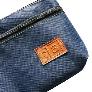 Logo kulit Digital Alliance pada permukaan tas handbag